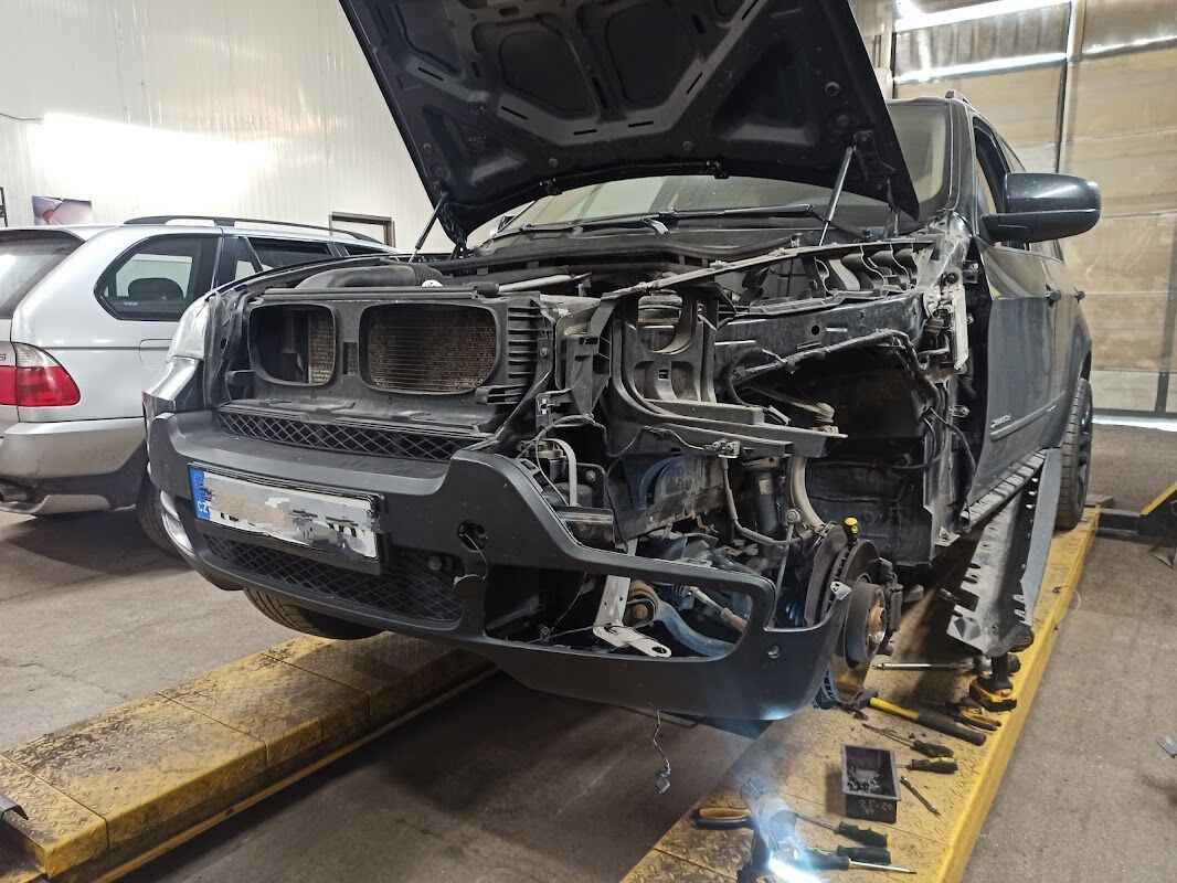 Interiér dílny s vozem na opravě